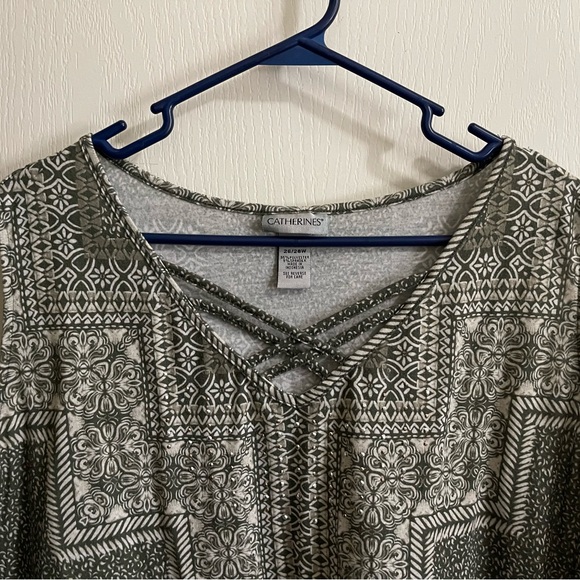 Catherine’s plus size sleeveless blouse size 3x. Length 31”.  Fancy neck area. - Picture 7 of 7